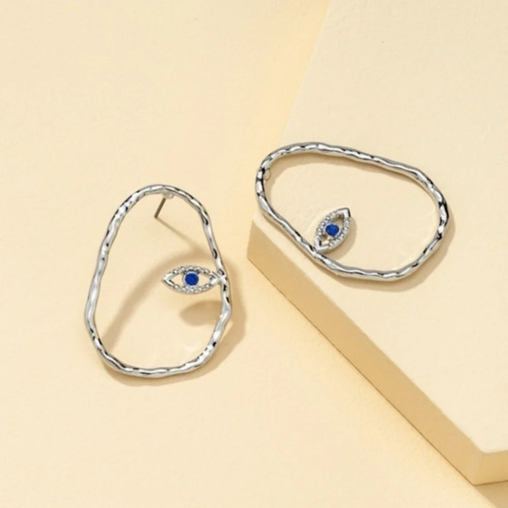 3/$30 🤍 Hollow Face Earrings